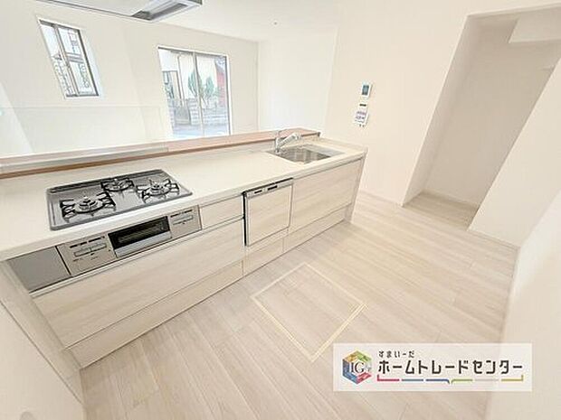 【キッチン】食洗機が標準装備でついています。家事は毎日の事、一日一日は少しの負担軽減でも、その少しを1年で考えれば大きな時間になります。自由に使えるお時間を増やしていただき、その分新居でおくつろぎ下さい。