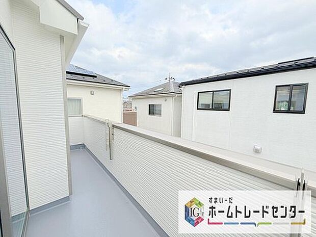 【 バルコニー】南面に面したバルコニーはもちろん日当たり良好です。お洗濯物を干していただく際にも楽にできるように奥行きを広くお取りいたしました。明るく、暖かなゆとりあるスペースで快適に家事を行っていただけます。