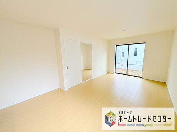 【リビング】広々としたリビングは南側に設けた掃き出し窓からたくさんの陽光を取り入れてくれます。家族が集まる空間ですからやはり明るさと、暖かさは大切です。広さがありますので家具の配置に悩まなくて済むのも良いです。