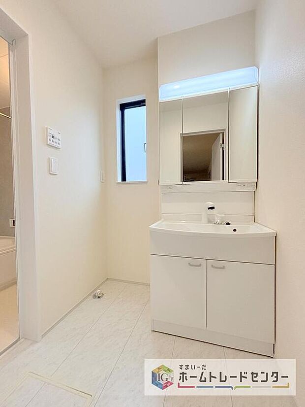 【洗面台・洗面所】合わせ鏡が可能な3面鏡です。朝の忙しい時間でもの身だしなみのチェックもここだけで完結できます。もちろん鏡の後ろは充分な収納力を持った収納となっており、視界に入る部分はスッキリと片付きます。