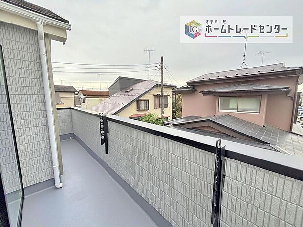 【バルコニー】南面に面したバルコニーはもちろん日当たり良好です。お洗濯物を干していただく際にも楽にできるように奥行きを広くお取りいたしました。明るく、暖かなゆとりあるスペースで快適に家事を行っていただけます。