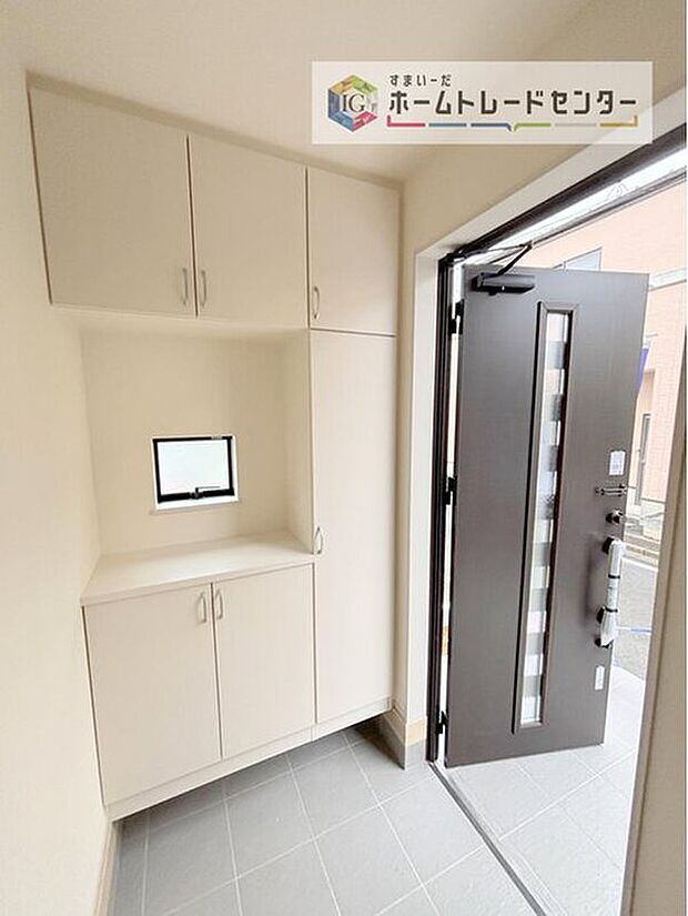 【玄関】天井近くまでの高さがあり、収納力が高いコの字型のシューズボックスです♪ご家族の履物もスッキリできます。間の空間部分は、家族のカギ置き場にして機能的に使ったりと、様々な用途で使用できます。