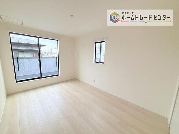 【リビング以外の居室】全居室2面採光です。光を取り入れやすのはもちろんですが、建物全体の窓の数も増えておりますので、換気性能に優れた物件です。窓を開ければ家中を気持ちの良い風が通り抜けます。