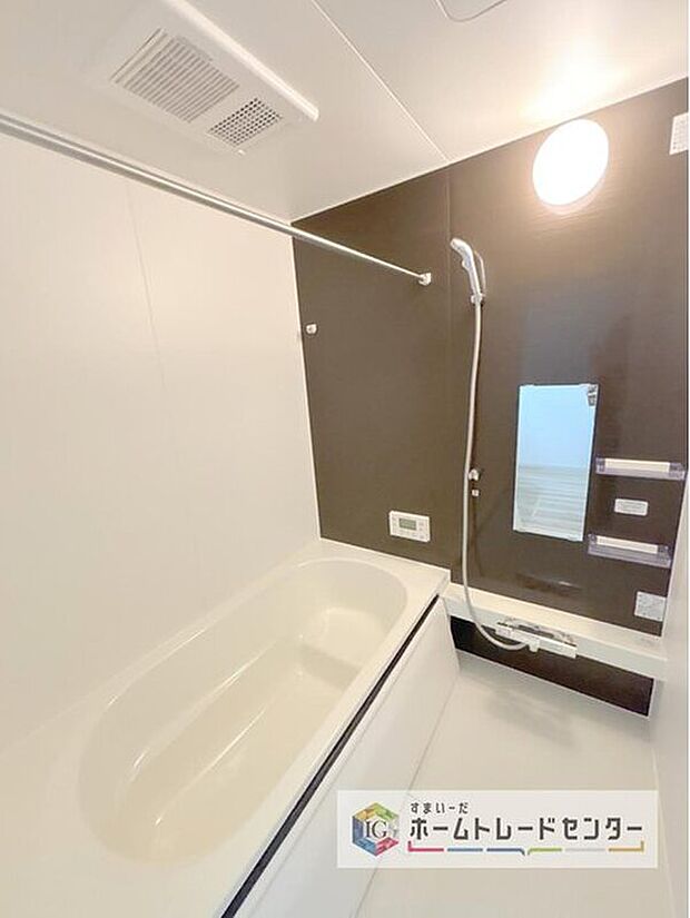 【【浴室】】一坪タイプのユニットバスは、足をしっかりと延ばして一日の疲れを癒すことが可能です。浴室暖房乾燥機も完備しておりますので、カビの心配が無いのはもちろん、雨の日のお洗濯物はお風呂で乾かせます。