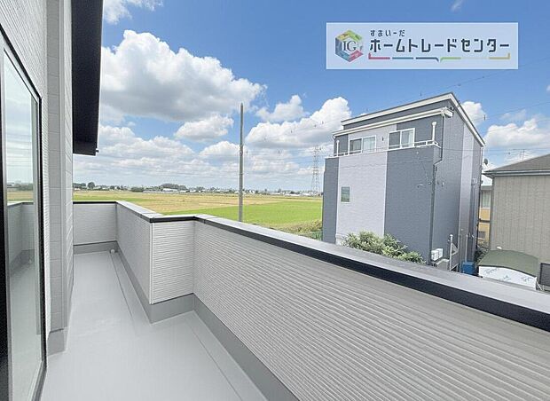 【バルコニー】南面に面したバルコニーはもちろん日当たり良好です。お洗濯物を干していただく際にも楽にできるように奥行きを広くお取りいたしました。明るく、暖かなゆとりあるスペースで快適に家事を行っていただけます。