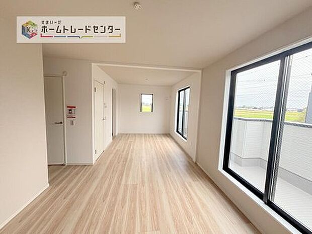 【洋室】日当りの良さは写真でも充分に伝わるかと思いますが、開放感のある周囲にめぐまれたおかげで、風通しもとても良くなっております。ぜひ現地を見ていただき体感していただきたいポイントです。