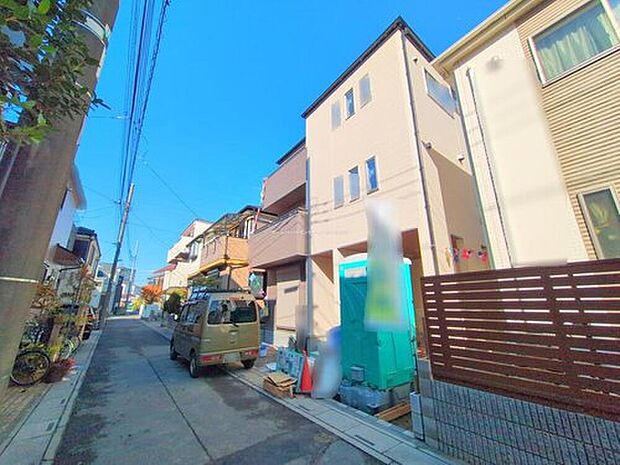 【前面道路含む現地写真】土日のご予約はもちろん、平日やお仕事のお時間に合わせてのご案内も実施しています。まずはお客様のご都合をお伺いさせて頂き、それに合う形で物件のご紹介をさせていただきます。お気軽にお問い合わせください。