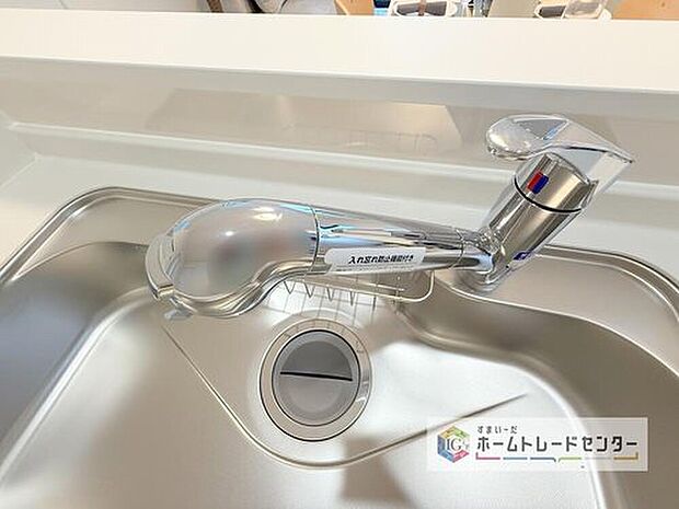 【【浄水器】】浄水カートリッジ内蔵で場所を取らずに見た目もスッキリ。ノズルはシャワーヘッドになっておりお掃除も楽々です。

