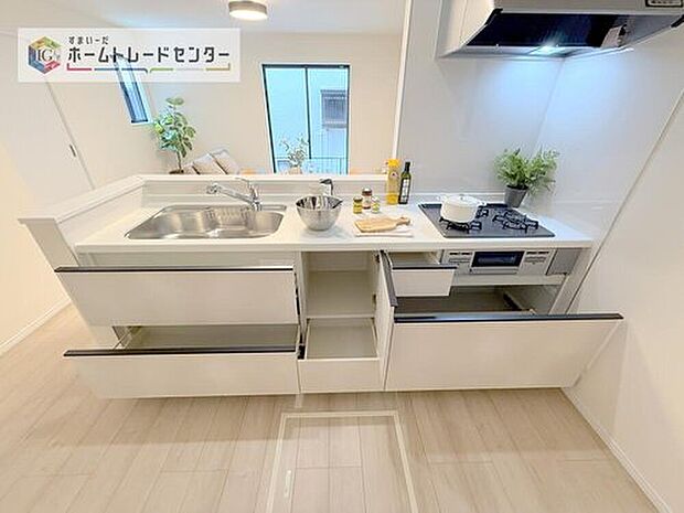 【【システムキッチン】】見栄えもよくお手入れもスムーズに出来ます。豊富な収納力もございますので、キッチンスペースをスッキリとお使い頂けそうです。

