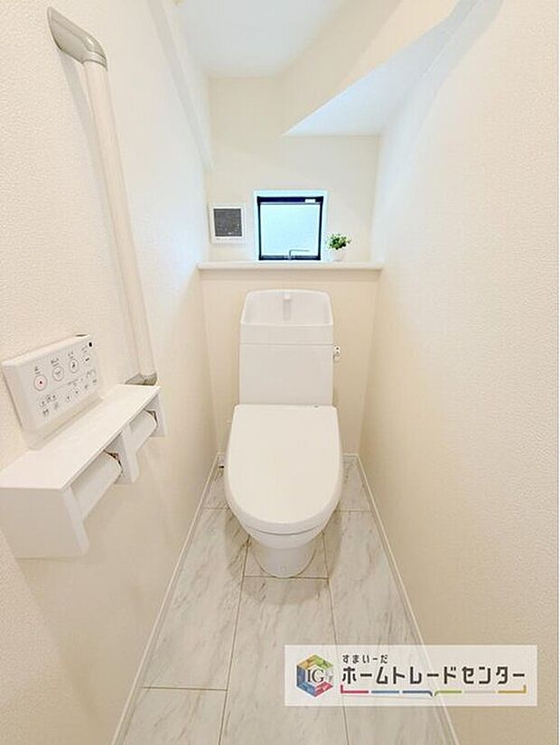 【【トイレ】】暖房機能の付いた便座は冬の寒い日にはあって良かったと本当に思います。もちろん快適で清潔なシャワー機能は標準で備えています。スペースも広くとっているので普段のお掃除もしやすいトイレスペースです。