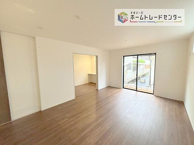 【リビング】広々としたリビングは南側に設けた掃き出し窓からたくさんの陽光を取り入れてくれます。家族が集まる空間ですからやはり明るさと、暖かさは大切です。広さがありますので家具の配置に悩まなくて済むのも良いです。