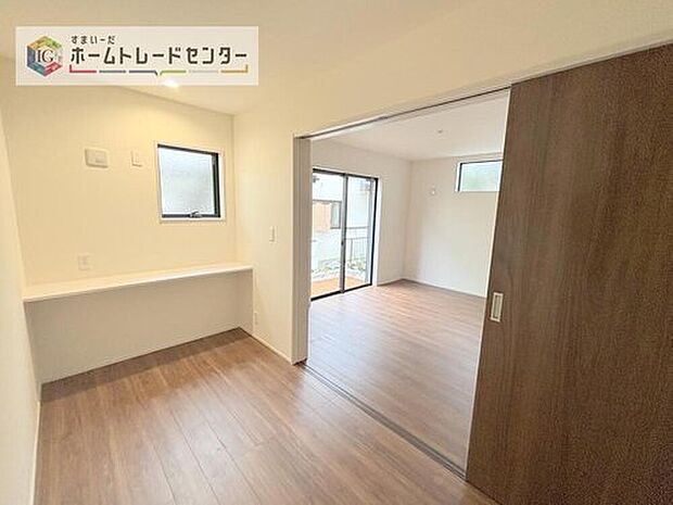 【洋室】リビング隣接の洋室は、その機能を発揮できるようしっかりとした広さをお取りいたしました。普段は開放スペース、お子様の遊び場、お客様がいらしたとき、ご両親様がお泊りに来た時など、色々と使い道がございます。