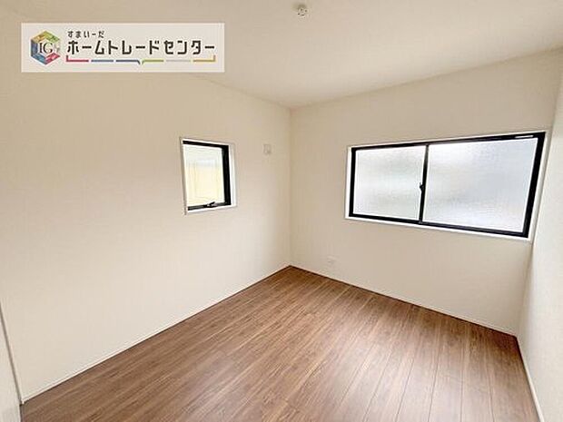 【洋室】この物件の中では唯一北側の少し暗めのお部屋です。あえて暗めと書きましたが、こちらも充分に採光は取れており、天気の悪い日でも電気が必要となるようなことはありません、むしろ熱くなりすぎず勉強がはかどるかも