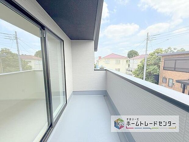 【 バルコニー】南面に面したバルコニーはもちろん日当たり良好です。お洗濯物を干していただく際にも楽にできるように奥行きを広くお取りいたしました。明るく、暖かなゆとりあるスペースで快適に家事を行っていただけます。