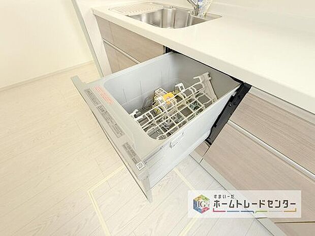 【【食器洗浄乾燥機】】後片付けもラクラクなビルトイン食洗機付き。洗い終わった食器の水切りや乾燥としても便利です。

