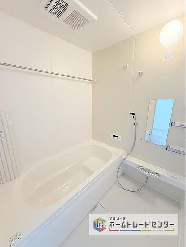 【【浴室】】一坪タイプのユニットバスは、足をしっかりと延ばして一日の疲れを癒すことが可能です。浴室暖房乾燥機も完備しておりますので、カビの心配が無いのはもちろん、雨の日のお洗濯物はお風呂で乾かせます。

