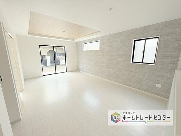 【リビング】リビングにはこだわって開口部を可能な限り多く設けました。日当たり、風通しを良くするのはもちろんですが、やはり人が集まる場所ですので、開放感が必要な場所だと思います。広々としたリビングをお楽しみください