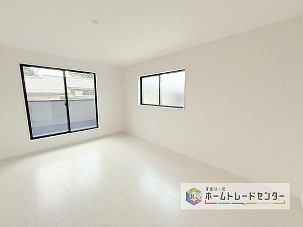 【洋室】主寝室は12.5帖、お子様がまだ小さいご家庭なら２階のお部屋はここだけでいいかもしれません、もちろんウォークインクローゼットがついておりますので、荷物に悩まされることなく、好きに家具の配置ができます