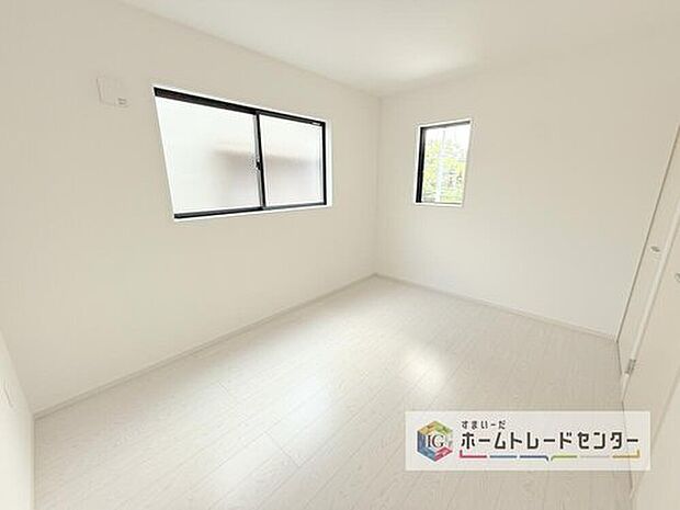 【洋室】全居室2面採光です。光を取り入れやすのはもちろんですが、建物全体の窓の数も増えておりますので、換気性能に優れた物件です。窓を開ければ家中を気持ちの良い風が通り抜けます。