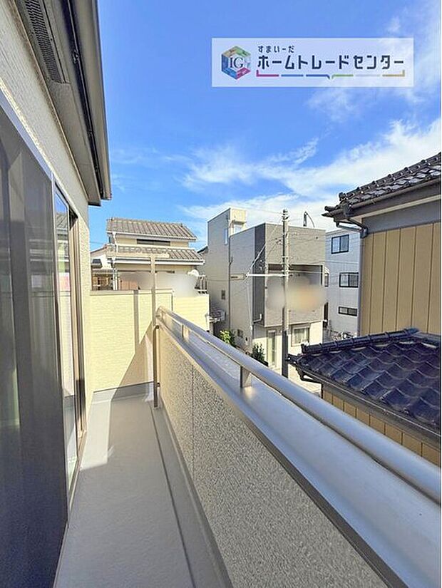 【バルコニー】お洗濯物を干したり、日光浴をしたり、色々なことにお使いいただくバルコニーは、外から見た際に建物の見た目にも大きな影響を与える要素の一つです。自慢の我が家としていただくために形にもこだわりました。