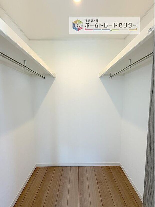【収納】大容量のウォークインクローゼットです。どなた様でも収納に頭を悩ませたことがあるかと思います。ウォークインクローゼットがございますと一気に解決いたしますし、お部屋を最大限の空間ですっきりお使い頂けます。