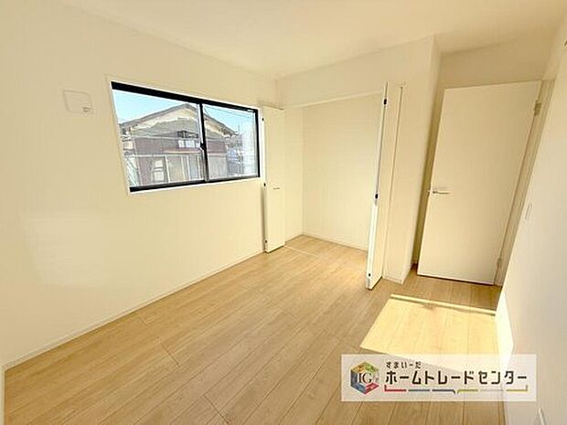 【洋室】各居室に収納を完備しております。収納が豊富な住宅は居室空間がしっかりと使えるので暮らしやすさが断然に上がります。荷物をを気にすることなく家具の配置をお好み通りにできるのも大きな魅力です。