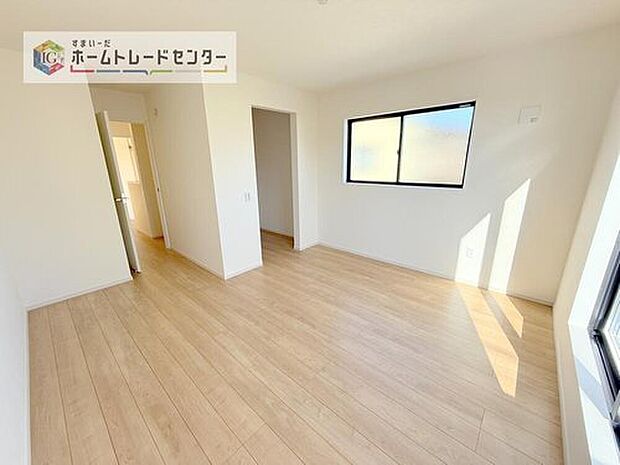 【洋室】主寝室は8.5帖、お子様がまだ小さいご家庭なら2階のお部屋はここだけでいいかもしれません、もちろんウォークインクローゼットがついておりますので、荷物に悩まされることなく、好きに家具の配置ができます