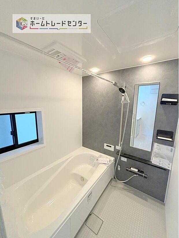 【浴室】一坪タイプのユニットバスは、足をしっかりと延ばして一日の疲れを癒すことが可能です。浴室暖房乾燥機も完備しておりますので、カビの心配が無いのはもちろん、雨の日のお洗濯物はお風呂で乾かせます。

