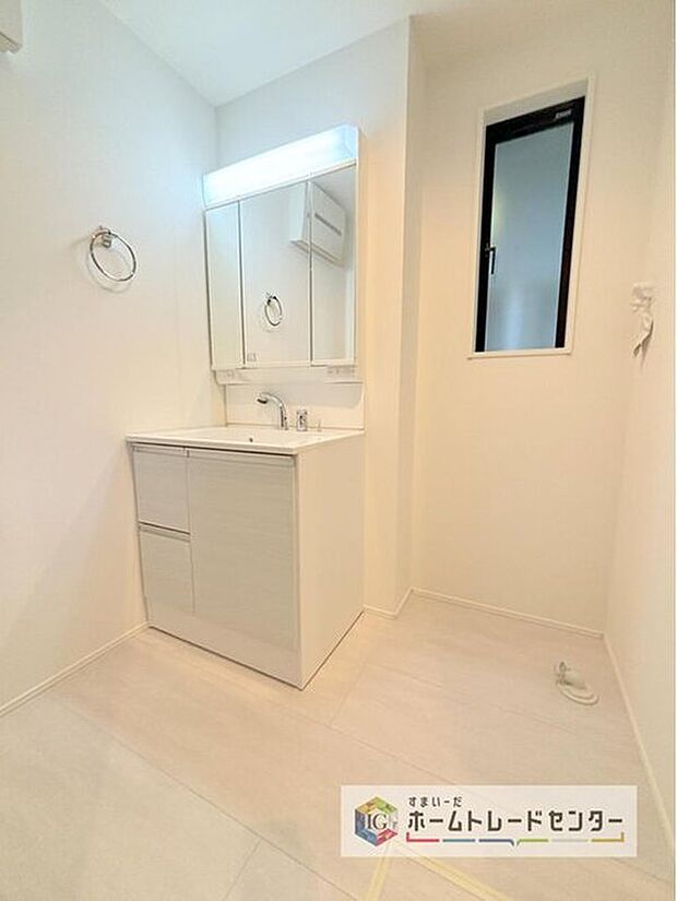 【【洗面台・洗面所】】合わせ鏡が可能な3面鏡です。朝の忙しい時間でもの身だしなみのチェックもここだけで完結できます。もちろん鏡の後ろは充分な収納力を持った収納となっており、視界に入る部分はスッキリと片付きます。

