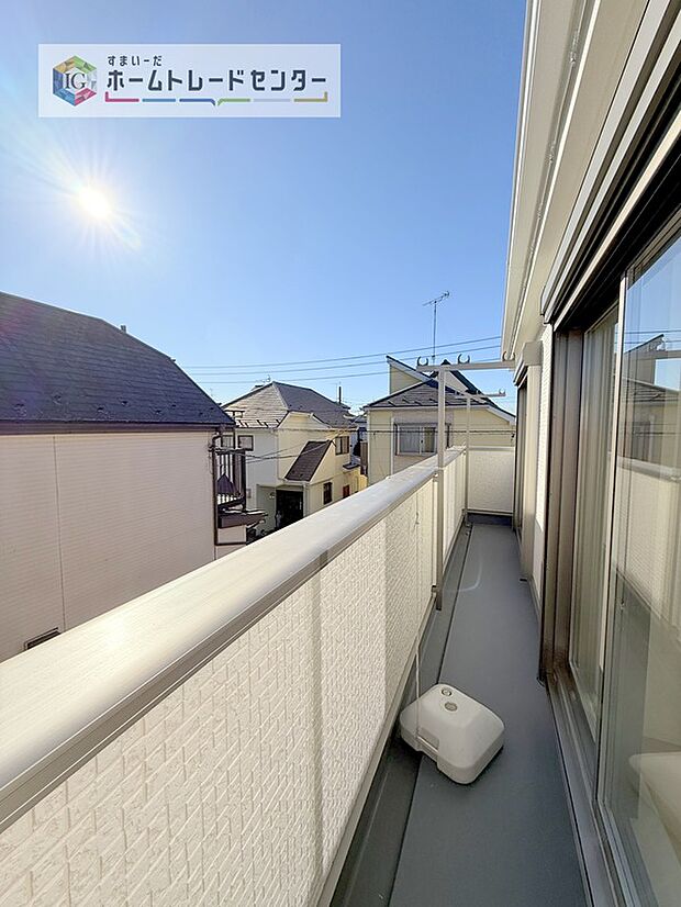 【バルコニー】バルコニーは2部屋以上からの出入りが可能となっております。同じ家族でも生活スタイルが異なる今の時代、昼間お休みになられている方がいても支障なくバルコニーを使えるために必要とされる要素かと思います。