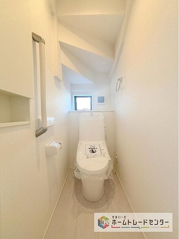 【【トイレ】】暖房機能の付いた便座は冬の寒い日にはあって良かったと本当に思います。もちろん快適で清潔なシャワー機能は標準で備えています。スペースも広くとっているので普段のお掃除もしやすいトイレスペースです。