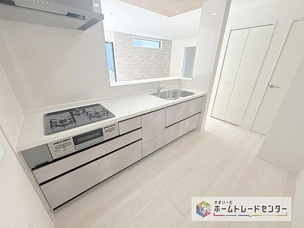 【キッチン】キッチンスペースは家族で作業が出来るよう広めにとりました。みんなで楽しくお料理をすれば、より美味しい食事が創れそうです。そしてお料理好きなお子様が育つかも、もちろん片付けもみんなでできます。