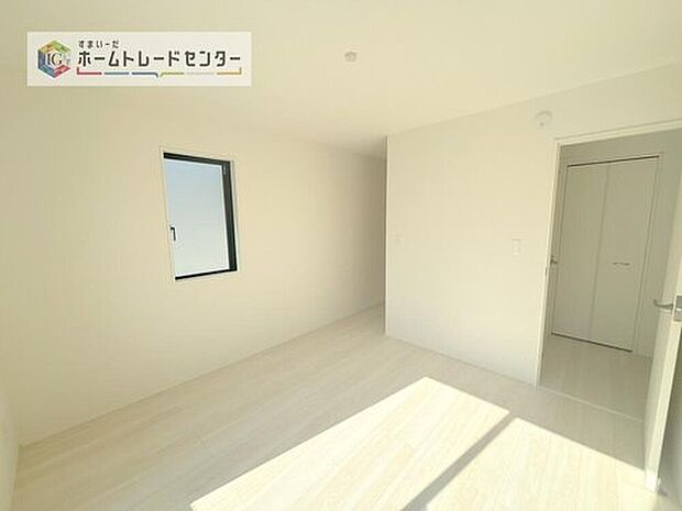 【洋室】日当りの良さは写真でも充分に伝わるかと思いますが、開放感のある周囲にめぐまれたおかげで、風通しもとても良くなっております。ぜひ現地を見ていただき体感していただきたいポイントです。