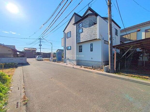 【 前面道路含む現地写真】実際に見ていただくと、こちらの物件の良さがお分かりになるかと思います。住宅ローンもお任せください！提携ローンが多数ありますので月々のお支払も変わってきます。まずはお気軽にご相談ください。