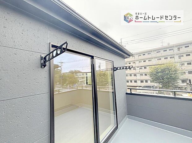 【ベランダ】壁面に固定する物干しは安定性が高く、強風の日も安心。折りたためば邪魔にならず、ベランダを広く使えるのがポイントです。家族の多いご家庭でも洗濯物がたくさん干せて、日々の家事をぐっと楽にしてくれます。