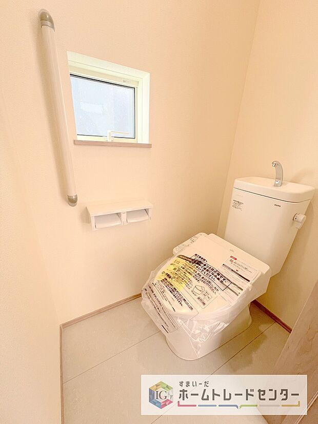 【【トイレ】】暖房機能の付いた便座は冬の寒い日にはあって良かったと本当に思います。もちろん快適で清潔なシャワー機能は標準で備えています。スペースも広くとっているので普段のお掃除もしやすいトイレスペースです。