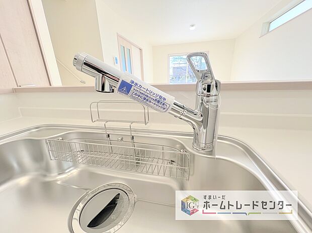 【【浄水器】】浄水カートリッジ内蔵で場所を取らずに見た目もスッキリ。ノズルはシャワーヘッドになっておりお掃除も楽々です。

