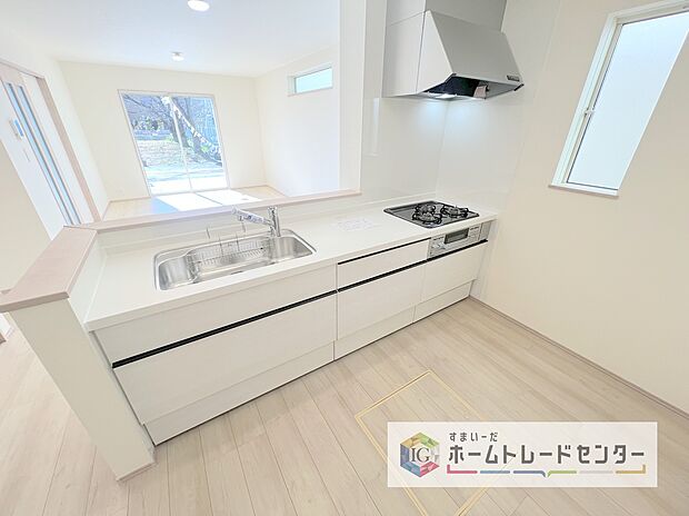 【【システムキッチン】】見栄えもよくお手入れもスムーズに出来ます。豊富な収納力もございますので、キッチンスペースをスッキリとお使い頂けそうです。

