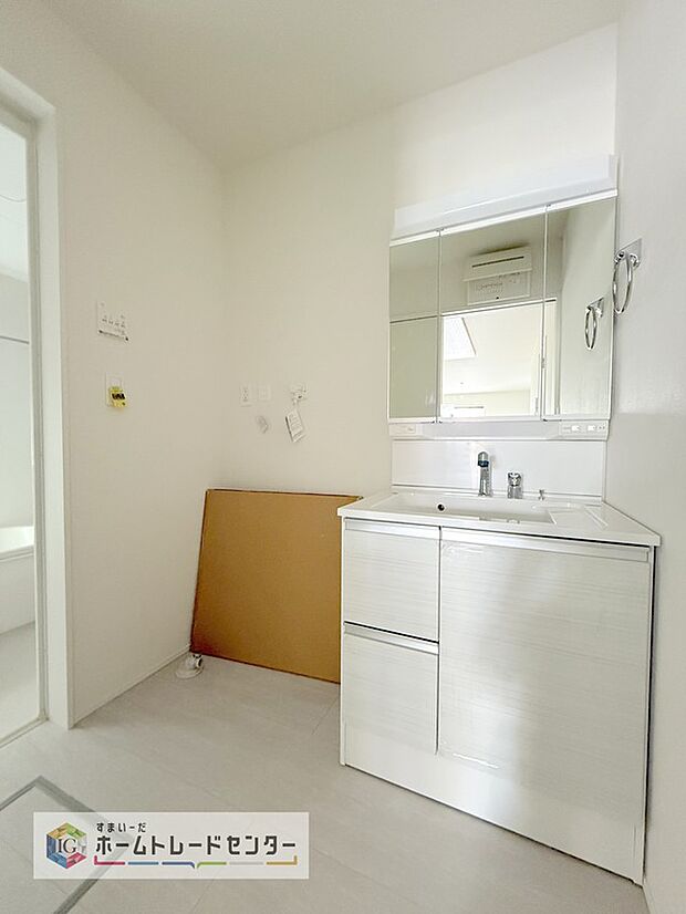 【【洗面所】】合わせ鏡が可能な3面鏡です。朝の忙しい時間でもの身だしなみのチェックもここだけで完結できます。もちろん鏡の後ろは充分な収納力を持った収納となっており、視界に入る部分はスッキリと片付きます。
