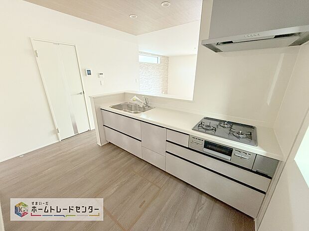 【キッチン】キッチンスペースは家族で作業が出来るよう広めにとりました。みんなで楽しくお料理をすれば、より美味しい食事が創れそうです。そしてお料理好きなお子様が育つかも、もちろん片付けもみんなでできます。
