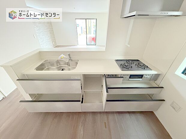 【【システムキッチン】】見栄えもよくお手入れもスムーズに出来ます。豊富な収納力もございますので、キッチンスペースをスッキリとお使い頂けそうです。