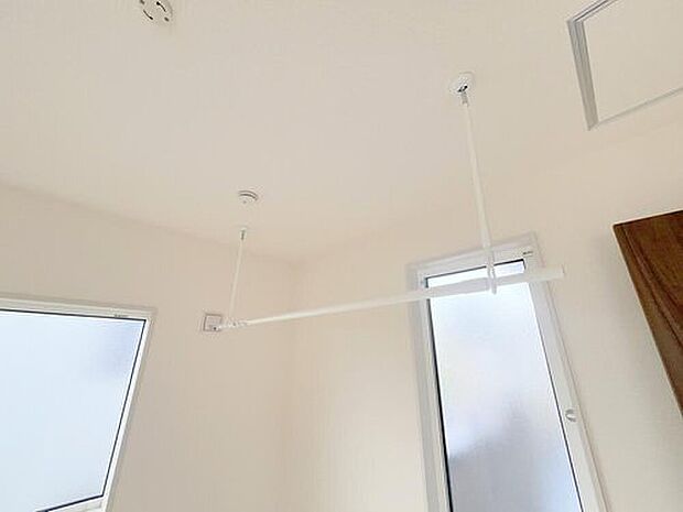 【【室内物干し】】急な雨にも対応できる室内物干しが標準装備のため、バルコニーの屋根を設置するは必要がありません。風の強い日でも気にせずお洗濯ができます。