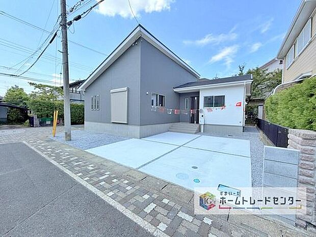 【【カースペース2台】】カースペースが2台分ございますので、家族分の自転車を駐輪したり、急な来客用の駐車スペースとしてもお使いいただけます。