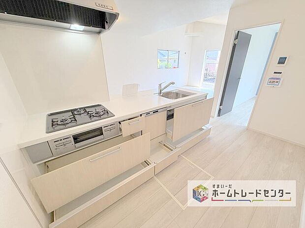 【キッチン】キッチンには大容量のオールスライド式の収納を採用しております。奥までしっかりと収納として活用でき、取り出す時も手前の物をどかしたりする手間など掛かりません、キッチン周りをいつもスッキリにしておけます。