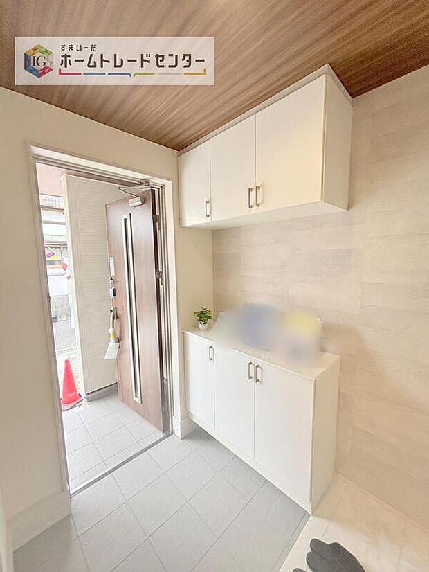 【玄関】玄関に備え付けのシューズボックス。大容量の収納力でご家族の履物もすっきり収納できます♪片付けが楽になる豊富な収納は、日々のストレス軽減にもつながります。