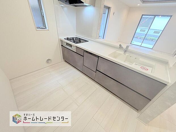 【キッチン】人気の対面式キッチン☆お食事の準備をしながらでもご家族とのコミュニケーションを楽しめます♪スライドタイプの収納を採用してますので、奥までしっかりと収納空間を利用できます。取り出しも簡単に♪