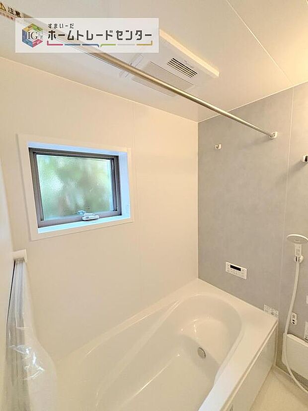 【浴室】一坪タイプのユニットバスは、足をしっかりと延ばして一日の疲れを癒すことが可能です。浴室暖房乾燥機も完備しておりますので、カビの心配が無いのはもちろん、雨の日のお洗濯物はお風呂で乾かせます。