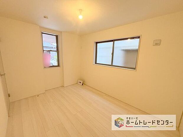 【洋室】合わせ鏡が可能な3面鏡です。朝の忙しい時間でもの身だしなみのチェックもここだけで完結できます。もちろん鏡の後ろは充分な収納力を持った収納となっており、視界に入る部分はスッキリと片付きます。