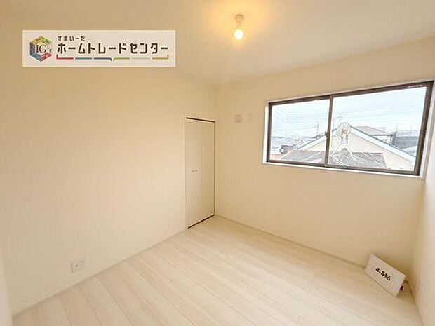 【洋室】実はこのお部屋は、この住戸で一番日当たりの悪い少し暗めのお部屋です。しかし採光をしっかりとっていることもあり、お天気が悪くても昼間に電気を必要とするようなことはありません、充分な明るさです。