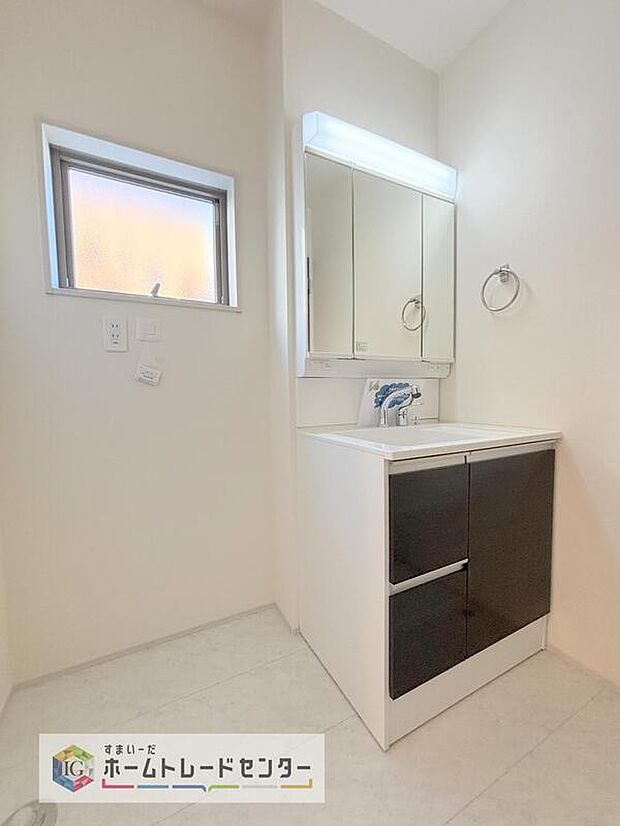 【洗面台・洗面所】合わせ鏡が可能な3面鏡です。朝の忙しい時間でもの身だしなみのチェックもここだけで完結できます。もちろん鏡の後ろは充分な収納力を持った収納となっており、視界に入る部分はスッキリと片付きます。